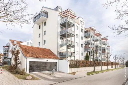 Ansicht von der Straße - Wohnung kaufen in Freising - Kurzfristig beziehbar: Ideal geschnittene Wohnung mit großem Süd-Balkon und zwei TG-Stellplätze