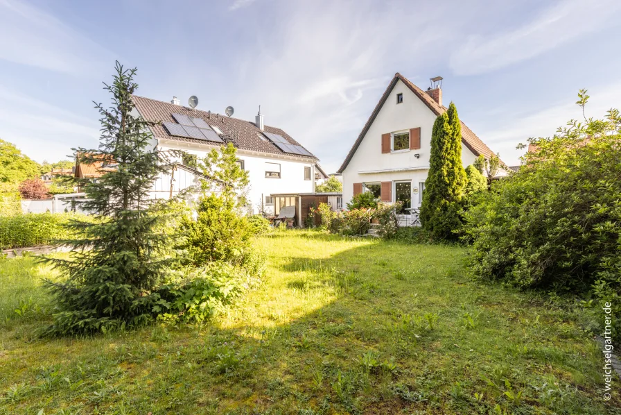 Blick vom Garten zum Haus