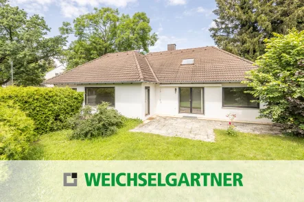 Im Alleinauftrag - Haus kaufen in Eichenau - Einfamilienhaus-Bungalow mit schönem Südgarten (5 Gehminuten zur S-Bahn)