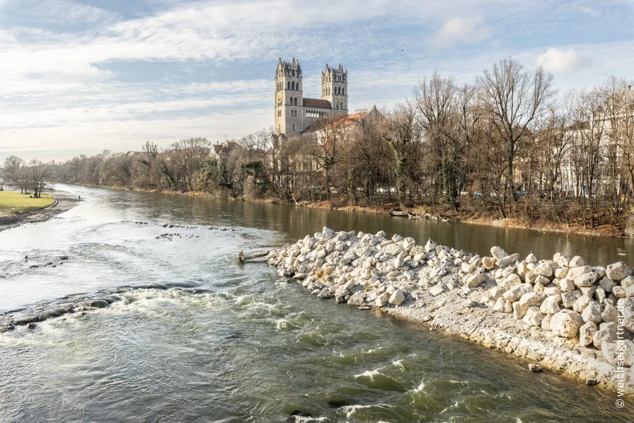 Die Isar mit der Pfarrkirche 