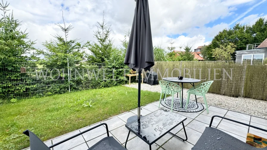 Blick über die Terrasse - Haus kaufen in Kirchdorf an der Amper - Neuwertige DHH in Südausrichtung, Energieeffizienzhaus