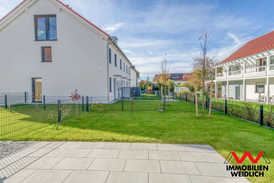 Blick auf die Terrasse und den Garten