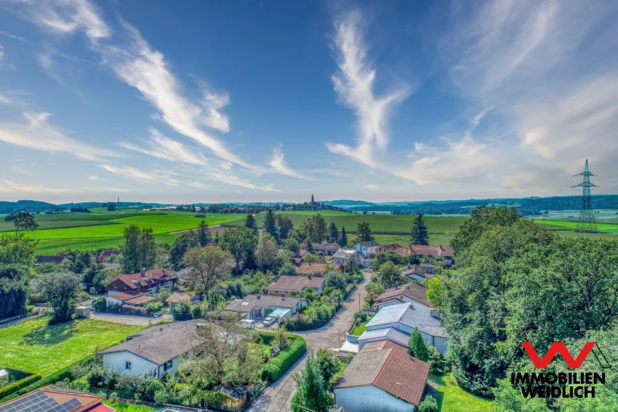 Blick über die Nachbarhäuser bis in die Berge