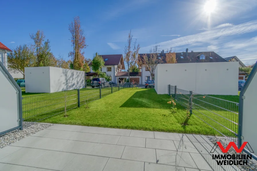 Blick auf die Terrasse und den Garten