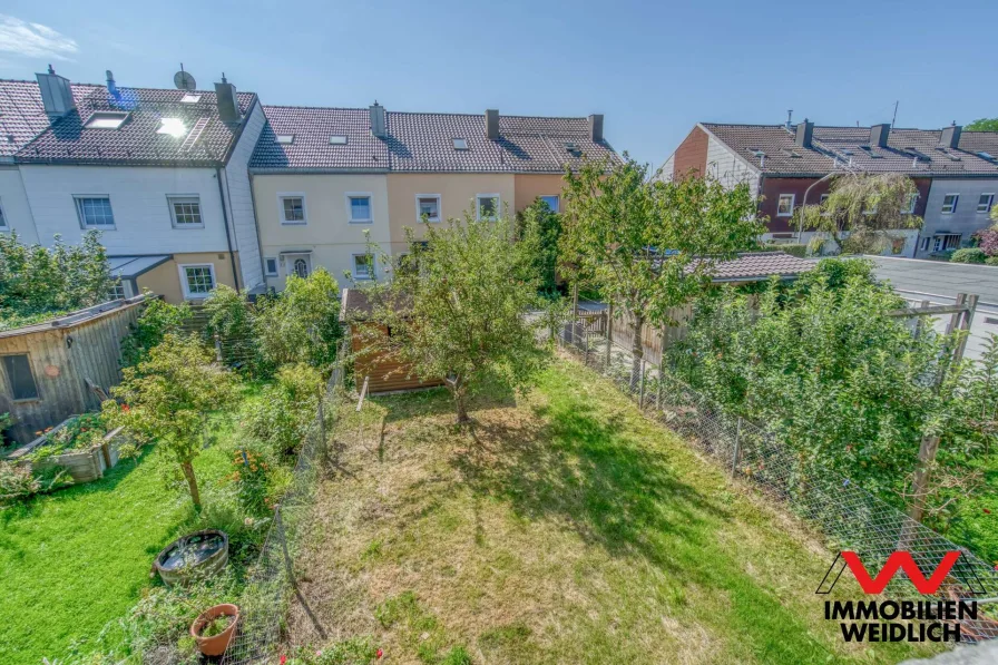 Blick vom Balkon in den Südgarten