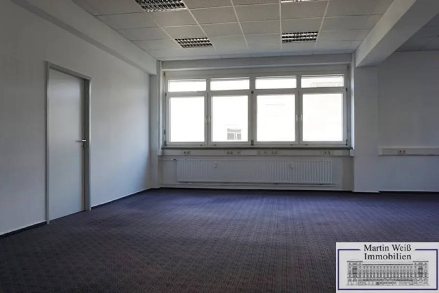 Büro mit großer Fensterfront