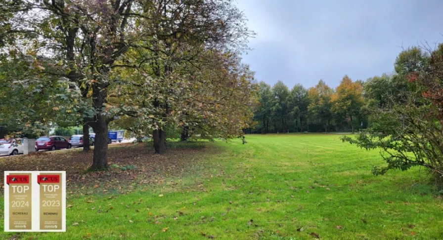 Blick in die naheliegende Grünfläche - Wohnung kaufen in München - Ansprechend Wohnen auf 2 Ebenen – Provisionsfreie, schöne 4-Zi.-Maisonette-Wohnung mit 3 Balkonen