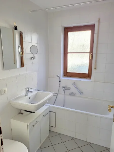 Blick ins helle OG-Bad mit Wanne, Waschbecken und WC