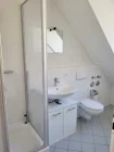 Blick ins DG-Duschbad, mit Waschbecken, WC