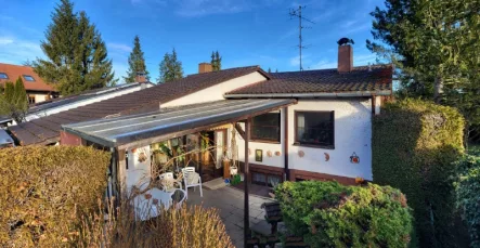 Sonne genießen auf der Südwestterrasse - Haus kaufen in Eichenau - Seltene Gelegenheit- Freier Split-Level-Reiheneckbungalow mit 2 Garagen + über 619m² gr. Grundstück