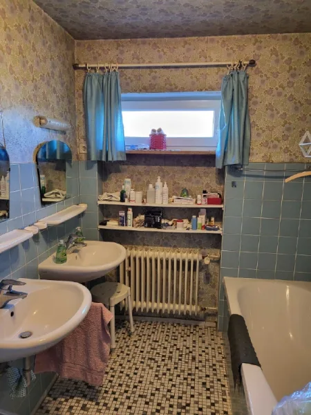 Teilanisicht des Bads, WC mit zwei Waschbecken, Wanne und WM-Anschluss