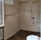 Duschbad, WC mit Fenster zum Lüften