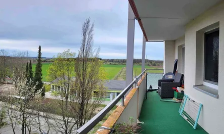 Ausblick vom Balkon ins Grüne - Wohnung mieten in Germering - Nah zu Wiesen und Feldern – Gut geschnittene, gepflegte 3-Zimmer-Wohnung mit Balkon, Germering S8