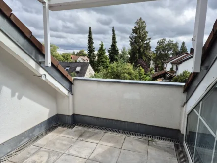 Blick auf die sonnige Südterrasse - Wohnung mieten in Eichenau - Nette 2,5-Zimmer-Wohnung mit sonniger Dachterrasse im Herzen von Eichenau – Perfekt für junge Leute