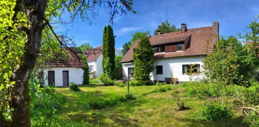 Hier lässt sich entspannen - Blick zur Südansicht - Haus kaufen in Eichenau - Allein das Grundstück ist es wert - GFZ 0,35, GRZ 0,25 -Älteres Zweifamilienhaus auf über 690m² großem Baugrundstück