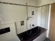 mit Badewanne mit Duschabtrennung