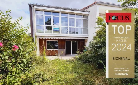 Südansicht des Hauses mit verglastem Balkon - Haus kaufen in Eichenau - In Südlage, direkt am Feld – Ideal für die junge Familie – Freies Reiheneckhaus mit kleinem Südgarten, Eichenau S4