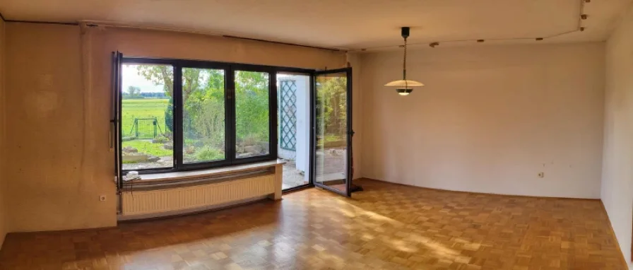 Blick ins Wohnzimmer mit Zugang zur