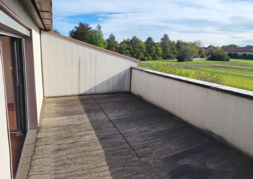 Dachterrasse mit Ausblick über Felder und Wiesen