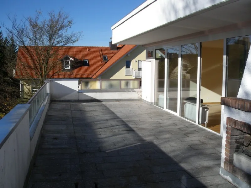 Sonne genießen - Blick auf die Dachterrasse - Wohnung mieten in Eichenau - Super zentral in Eichenau – Großzügige 4-Zi.-Wohnung mit ca. 45qm großer Dachterrasse, Eichenau S4