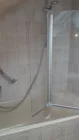 Teilansicht Badezimmer mit Wanne, Waschbecken,