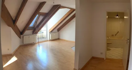 Blick vom Eingang Richtung Wohnbereich und Bad - Wohnung kaufen in Eichenau - Die erste eigene Wohnung – In Zentrumsnähe - Freies 1-Zi.-Mini-Dachgeschoss-Appartement mit Balkon