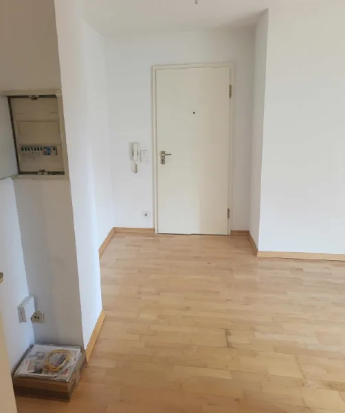 zum Wohnungseingang mit Platz für Garderobe