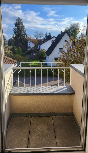 Sonnenschein genießen auf dem kleinen Südbalkon-Austritt