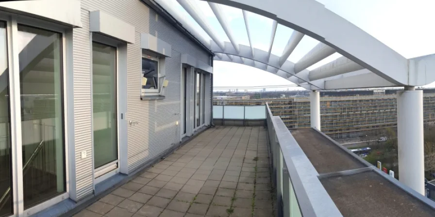 mit jeweiligem Zugang zur sonnigen Dachterrasse