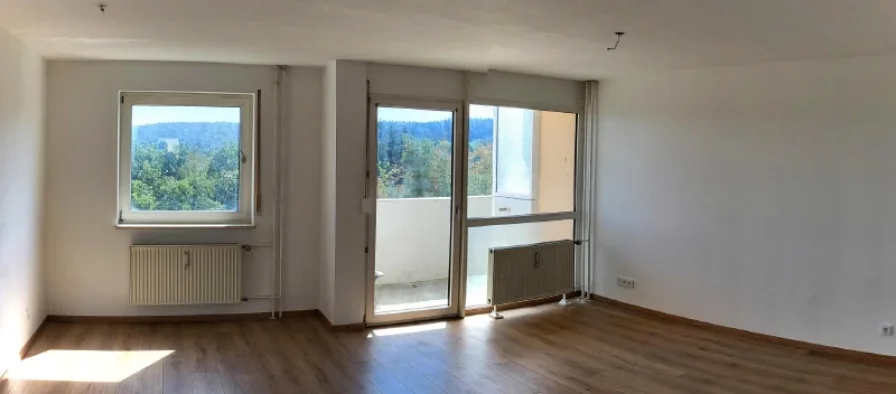 Blick in den Wohn-Essbereich mit Zugang Balkon