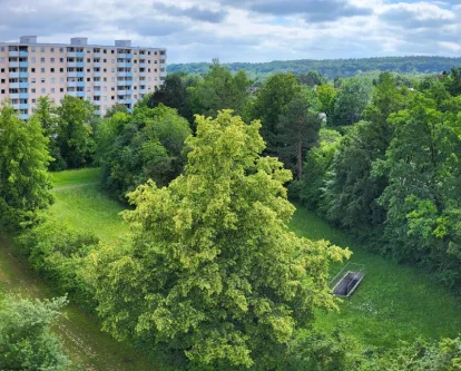 Mit Ausblick über die eigene Grünanlage - Wohnung kaufen in Fürstenfeldbruck - Nur 240.000,- – Gut geschnittene 2-Zimmer-Wohnung mit Balkon und mit schönem Fernblick vom Hochhaus