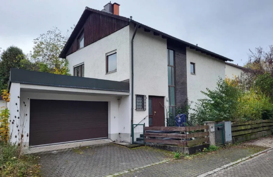 Blick zu Hauseingangsseite mit großer Garage - Haus kaufen in Gröbenzell - Alles entscheidend: Die Lage – Für den geschickten Heimwerker – Großes Einfamilienhaus in Südlage