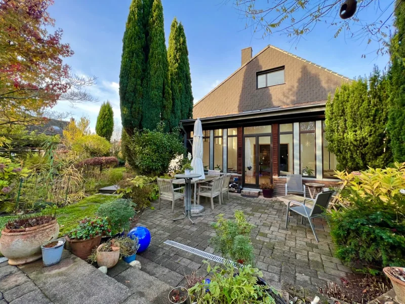 Terrassenansicht - Haus kaufen in Bochum - Sehr großzügiges Einfamilienhaus mit traumhaftem Garten in Bochum-Höntrop
