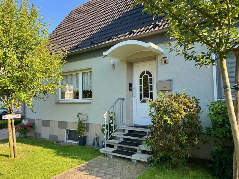Ansicht - Haus kaufen in Bochum - Familienfreundliche Doppelhaushälfte mit großem Garten
