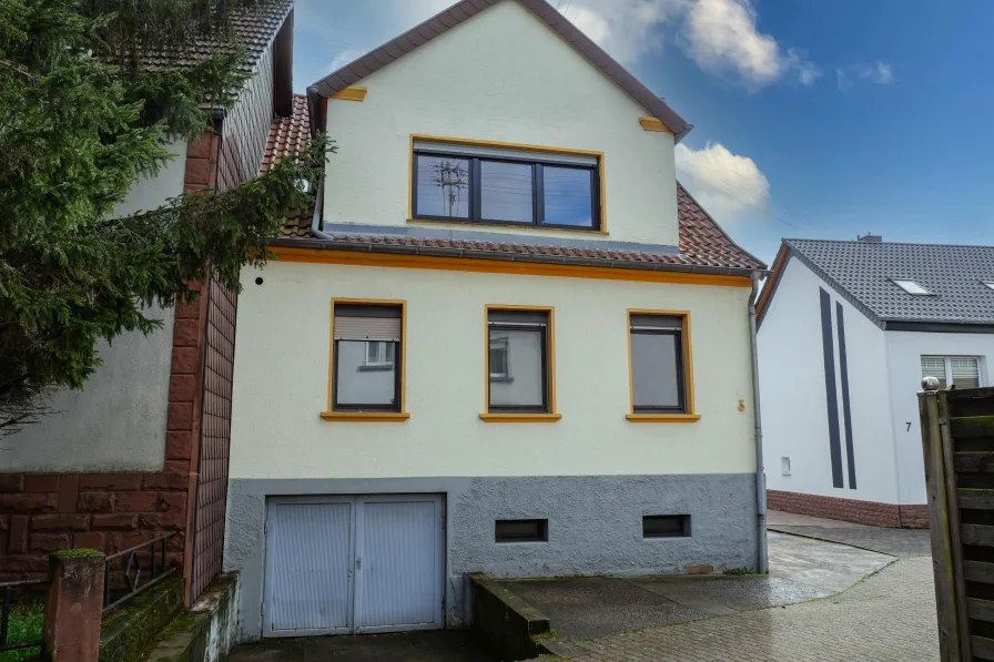 Front 2 - Haus kaufen in Nalbach - Zweifamilienhaus im Herzen von Nalbach!