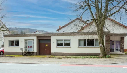 Front 1 - Büro/Praxis kaufen in Rehlingen-Siersburg - Gewerbeimmobilie mit Büro und Yogastudio