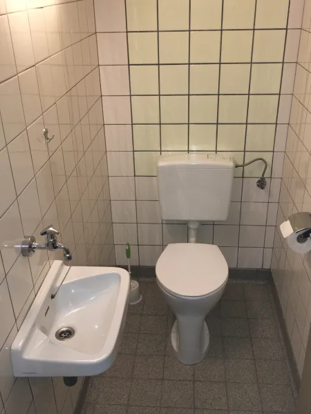 Halle 1 Kellerraum WC