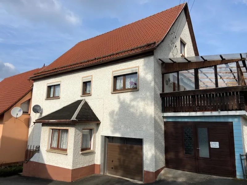 Hausansicht - Haus kaufen in Veilsdorf - Großes Einfamilienhaus mit Terrasse in Veilsdorf