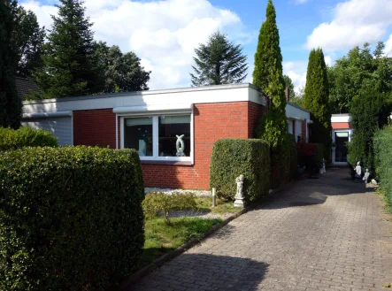 Titelbild - Haus kaufen in Marne - Großer gepflegter ebenerdiger Flachdach-Bungalow in Stadtrandlage in Marne / Nordsee