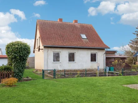 SichtvonStrasse_001.jpg - Haus kaufen in Weitenhagen - Sanierungsbedürftiges Einfamilienhaus vor den Toren der Hansestadt Greifswald in Dietrichshagen