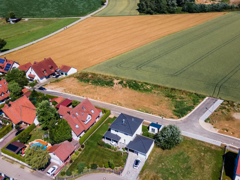 Luftaufnahme - Grundstück kaufen in Pfaffenhofen an der Glonn - Gut geschnittenes Grundstück mit traumhaftem Weitblick in Unterumbach