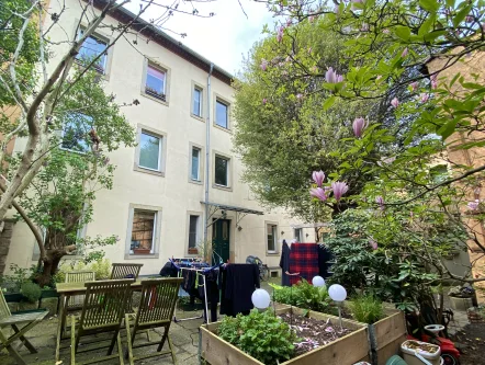 Objektansicht Hofseite - Haus kaufen in Dresden - Mehrfamilienhaus mit Hinterhaus in Dresden mit 9 Mieteinheiten und 570 m² Mietfläche.