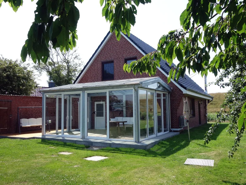 Titelbild - Haus kaufen in Friedrichskoog - Direkt am Deich: Einfamilienhaus mit Garage in der Nähe von Friedrichskoog-Spitze / Nordsee