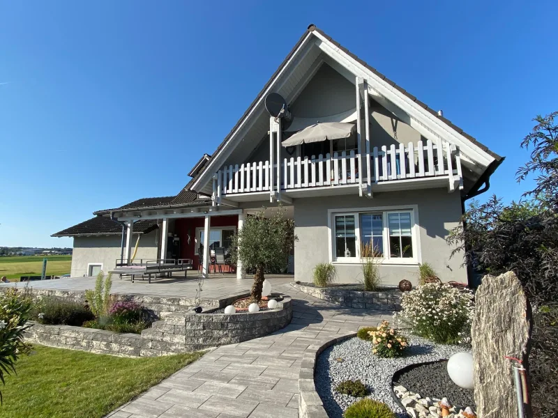 Titelbild - Haus kaufen in Hemau - Großzügiges Einfamilienhaus mit Einliegerwohnung in ruhiger Lage bei Hemau