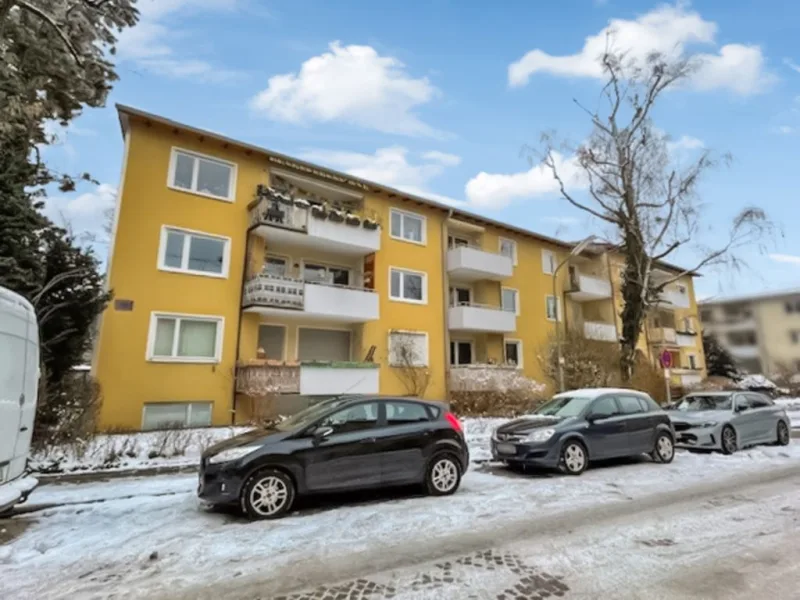 Hausansicht - Wohnung kaufen in München - Renovierte, sofort beziehbare 2-Zimmer-Eigentumswohnung mit Balkon in München-Harlaching
