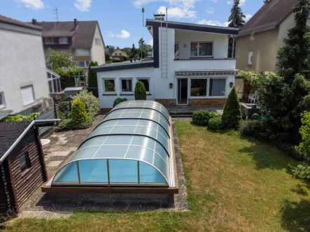 Titelbild - Haus kaufen in Hanau - Schönes Einfamilienhaus mit Pool in Klein-Auheim