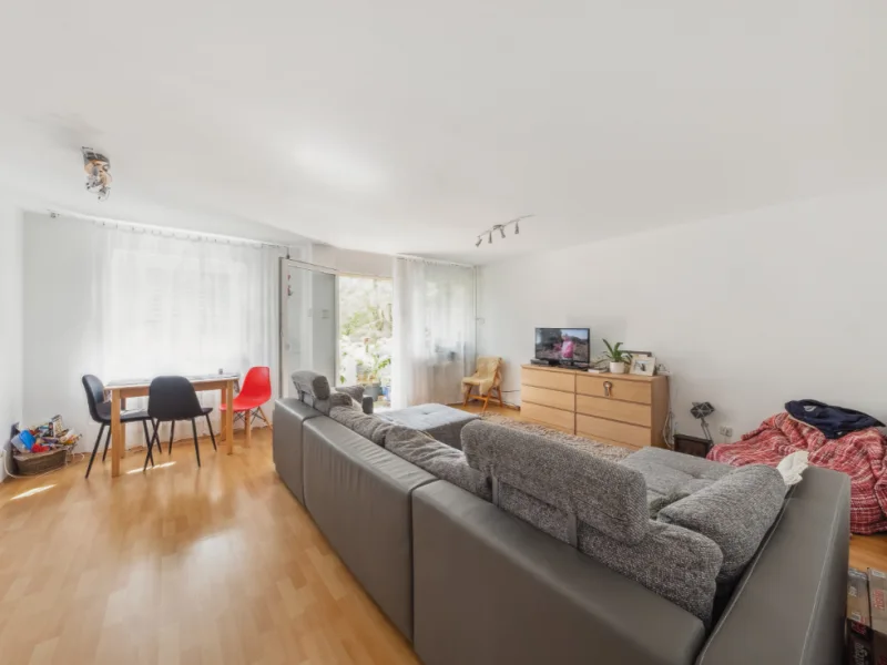 Wohnzimmer 1 - Wohnung kaufen in Fürstenfeldbruck - KAPITALANLAGE! Helle 2-Zimmerwohnung mit Blick ins Grüne (SBahn fußläufig)