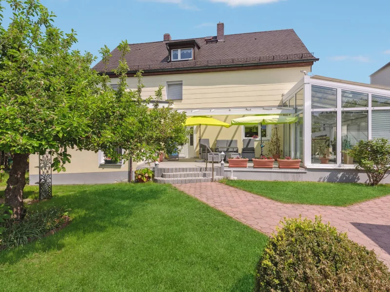 Außenansicht - Haus kaufen in Regensburg - Gepflegtes Ein-/Zweifamilienhaus mit schönem Garten im begehrten Regensburger Westen