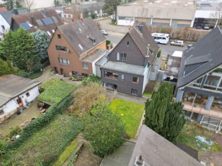 Rückansicht des Hauses - Haus kaufen in Düsseldorf - Verwirklichen Sie Ihre Baupläne: Freistehendes Haus auf über 1.000 m² in Düsseldorf-Eller