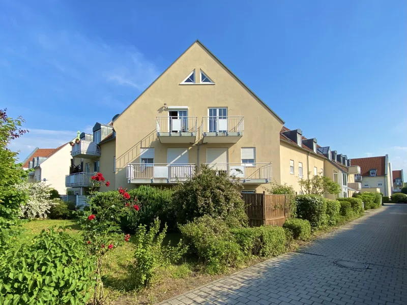 Hausansicht - Wohnung kaufen in Coswig - Sofortbezug möglich! Moderne 2-Zimmer-Maisonettewohnung mit Südostbalkon und Tiefgaragenstellplatz.